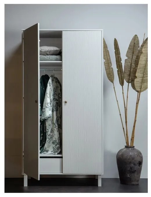 Jasnoszara szafa z litego drewna sosnowego 100x195 cm Madu – WOOOD