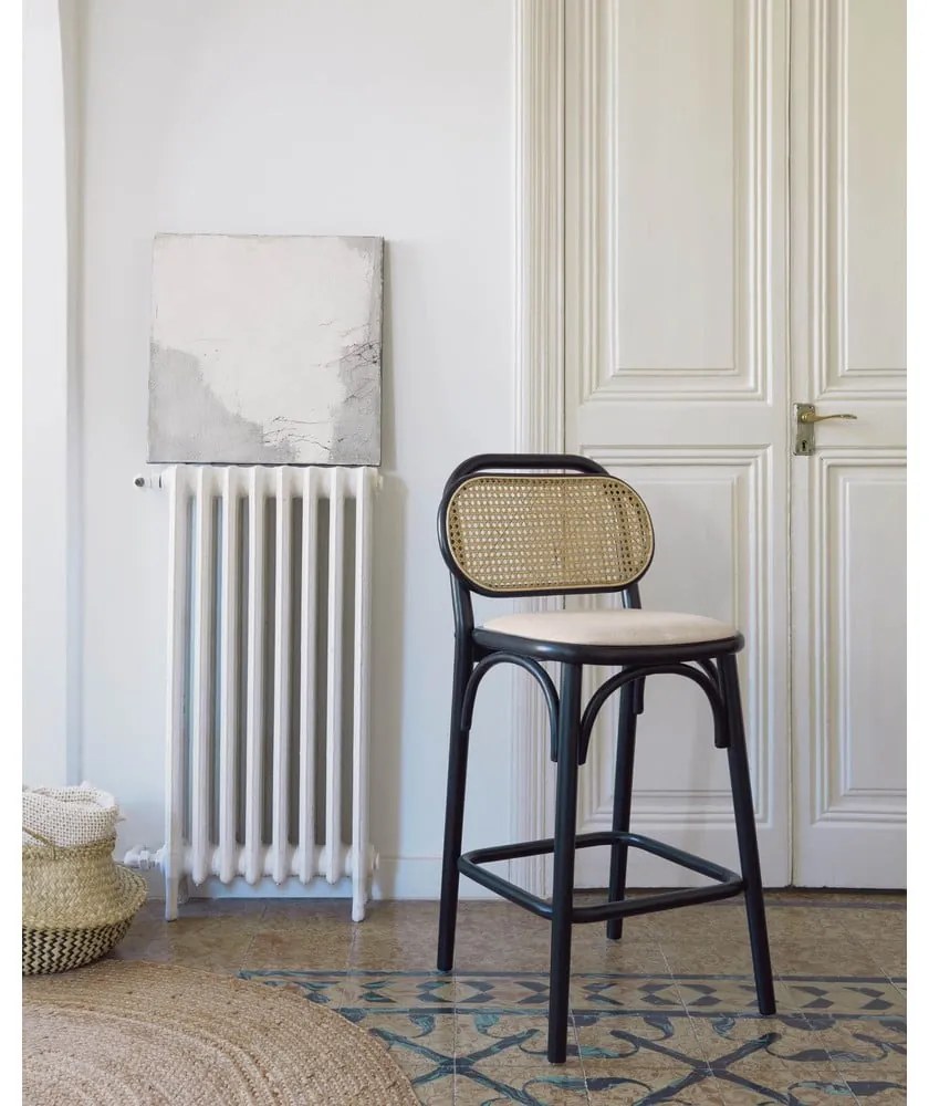 Czarny hoker z litego drewna wiązu (wysokość siedziska 65 cm) Doriane – Kave Home