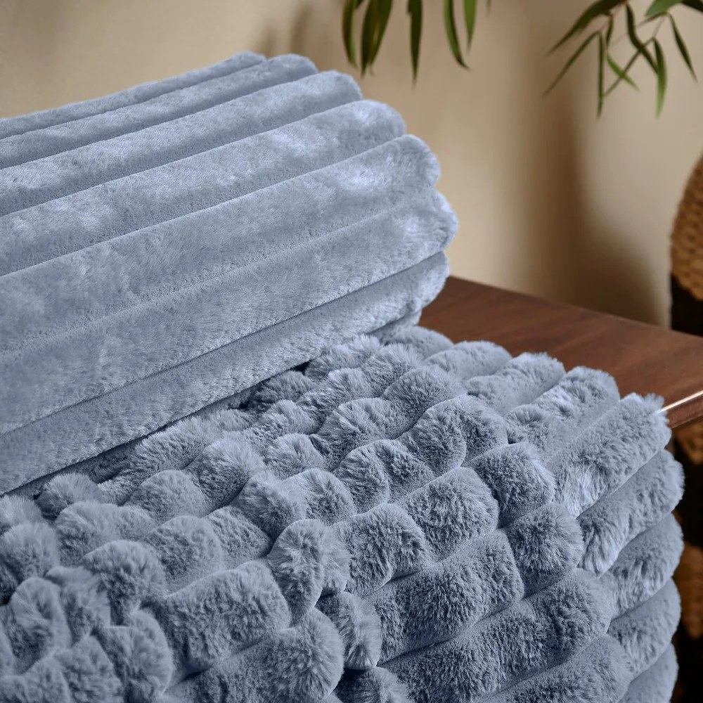 Niebieski koc z mikropluszu 130x170 cm Cosy Ribbed – Catherine Lansfield