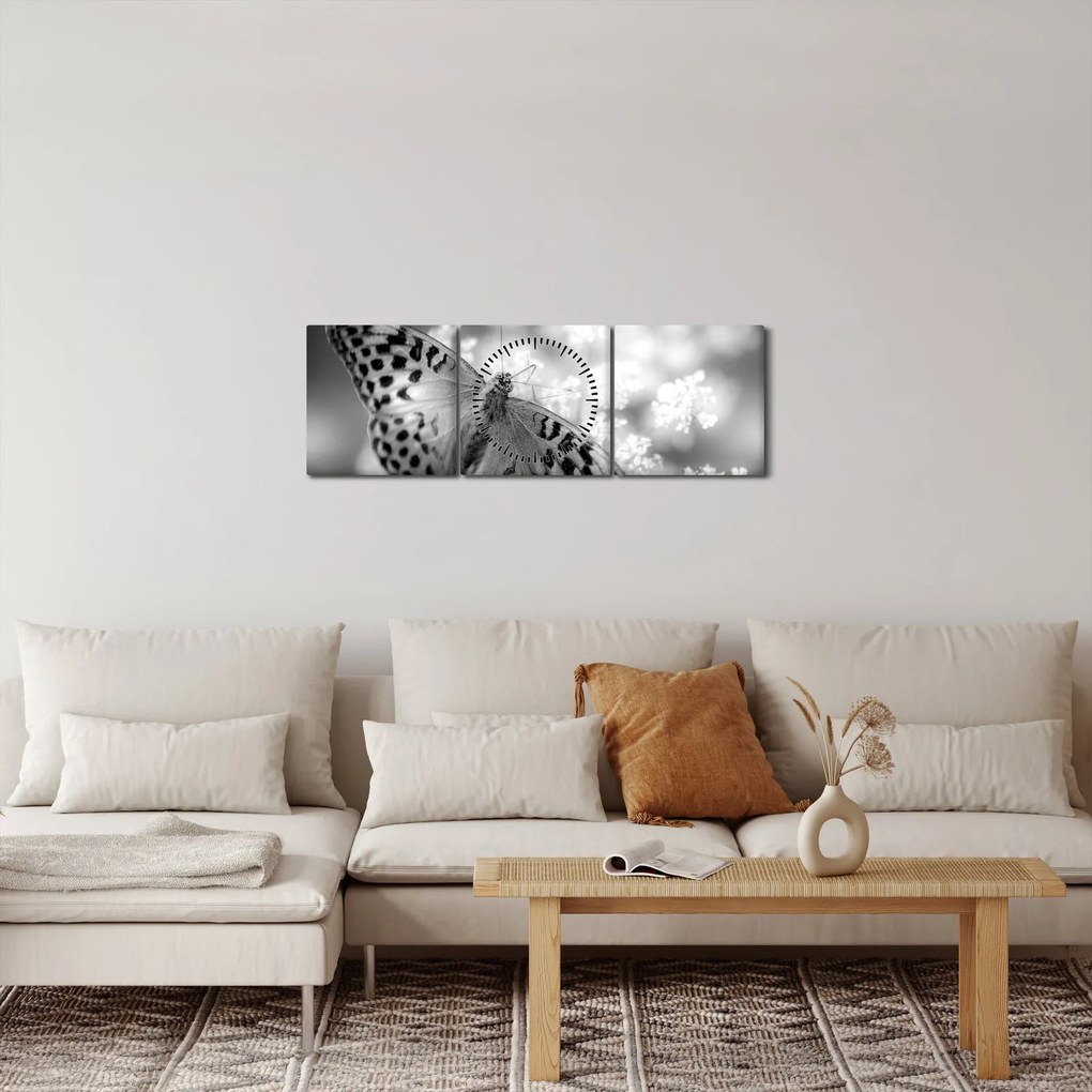 Obraz - Szczegół motyla zapylającego kwiat (z zegarem) (90x30 cm)