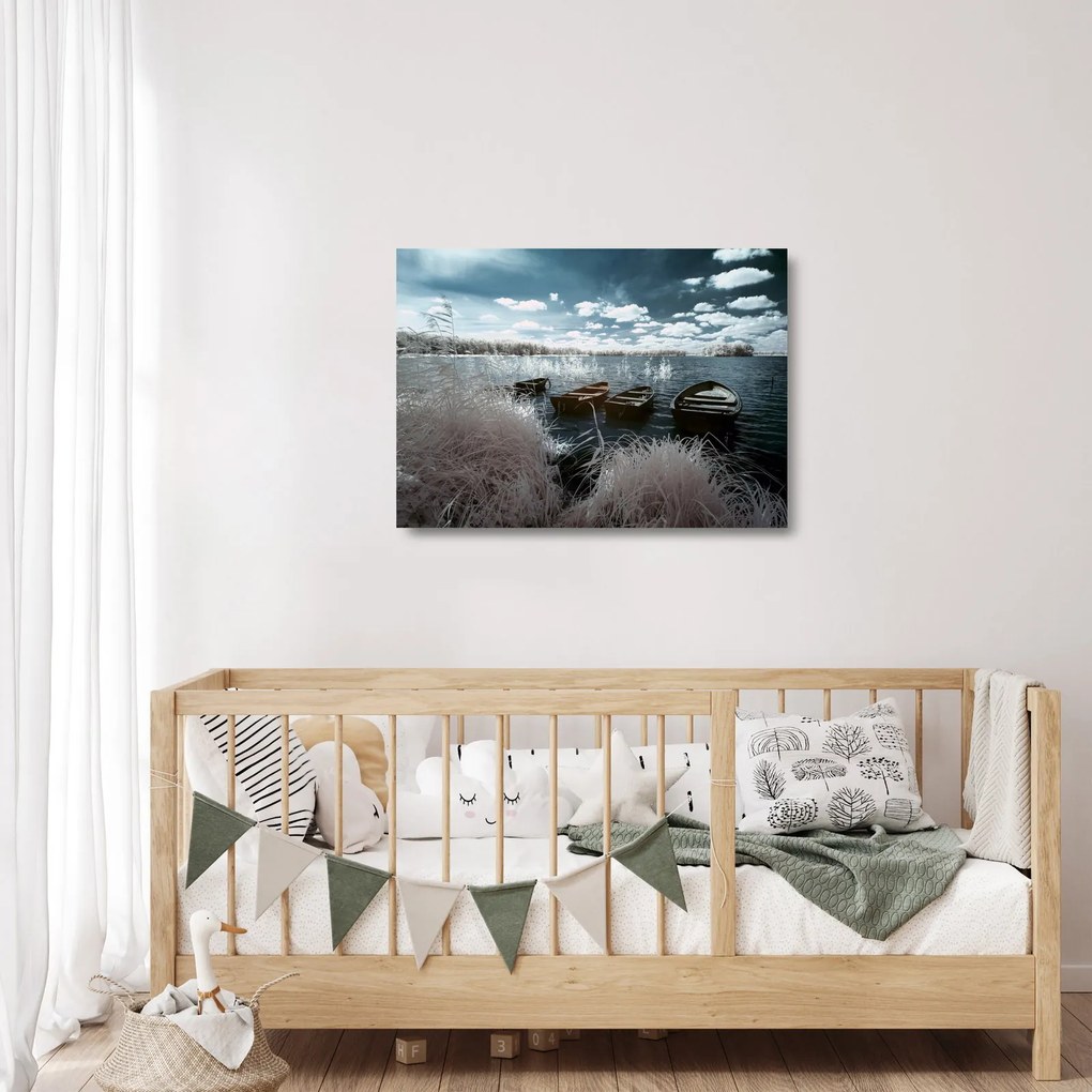 Obraz na szkle - Drewniane łodzie na jeziorze (70x50 cm)