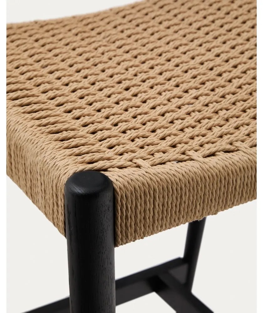 Czarny/w naturalnym kolorze hoker z litego drewna dębowego (wysokość siedziska 70 cm) Analy – Kave Home