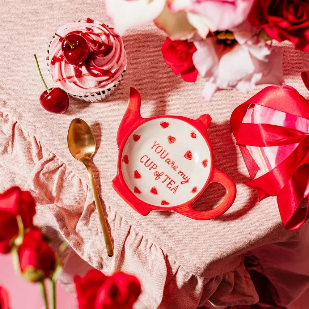 Czerwono-biały ceramiczny talerzyk na torebkę herbaty You are My Cup of Tea – Sass &amp; Belle