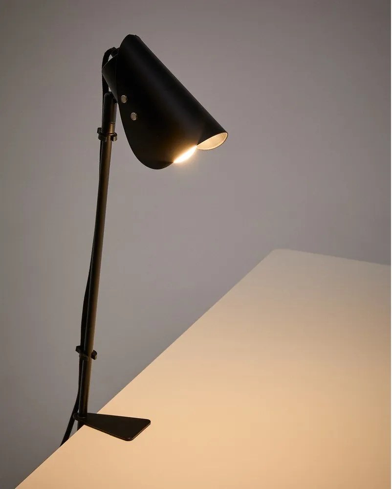 Czarna metalowa lampa stołowa z klipsem (wysokość 51 cm) Jula – Kave Home