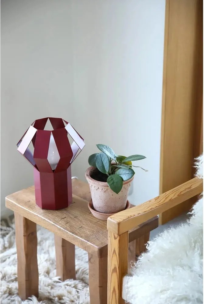 Czerwona metalowa lampa stołowa z metalowym kloszem (wysokość 27 cm) Octa – Markslöjd