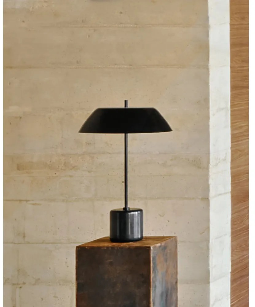 Czarna marmurowa lampa stołowa z metalowym kloszem (wysokość 58 cm) Sayra – Kave Home