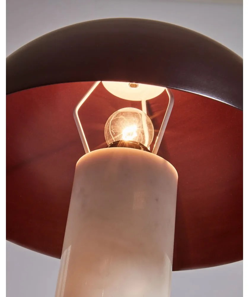 Biała/ciemnobrązowa marmurowa lampa stołowa z metalowym kloszem (wysokość 43 cm) Zorione – Kave Home