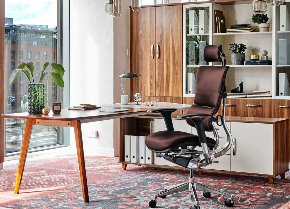 Wysokiej klasy fotel biurowy ergonomiczny Ergo 900 brązowy, tapicerowany skórą naturalną. Fotel biurowy skórzany.