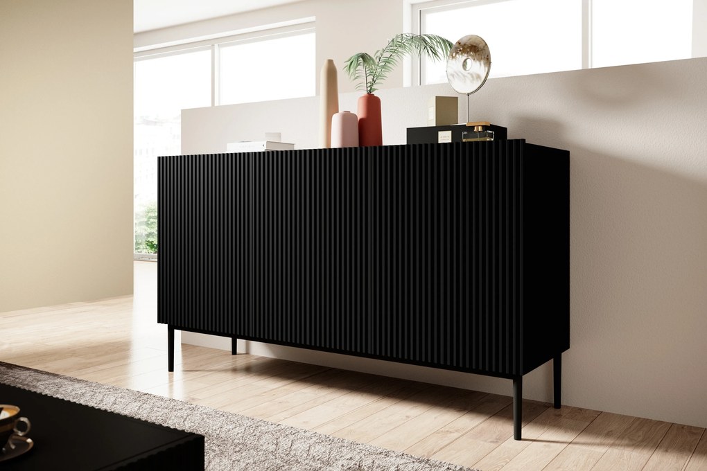 Komoda Nicole 150 cm trzydrzwiowa z ryflowanym frontem - czarny mat / czarne nóżki