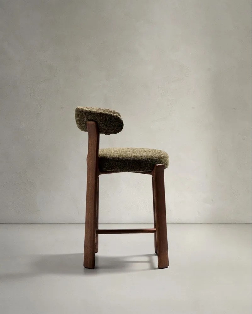 Hoker w kolorze zielono-ciemnonaturalnym z litego drewna jesionowego (wysokość siedziska 65 cm) Granite – Kave Home