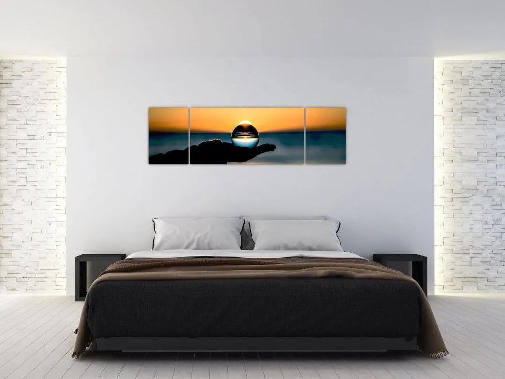 Obraz szklane kule w dłoni (170x50 cm)