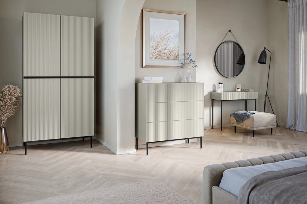 Komoda Nicole 100 cm z szufladami i ryflowanym frontem - kaszmir / czarne nóżki