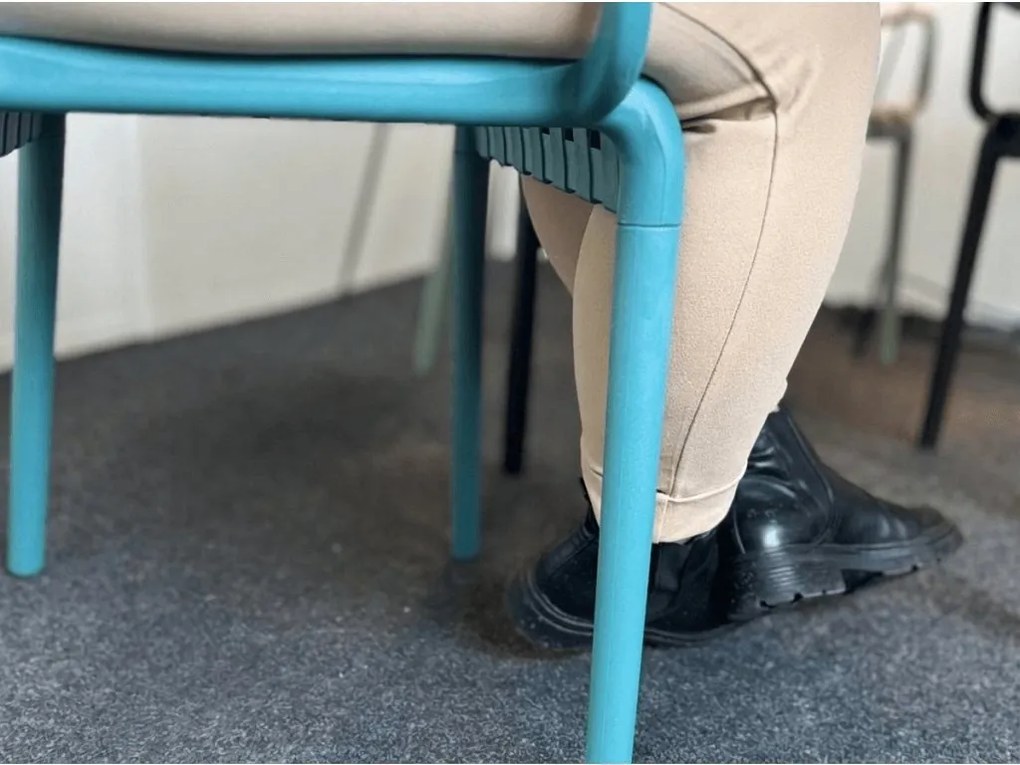 Plastikowe krzesło TREGO z podłokietnikami, niebieskie