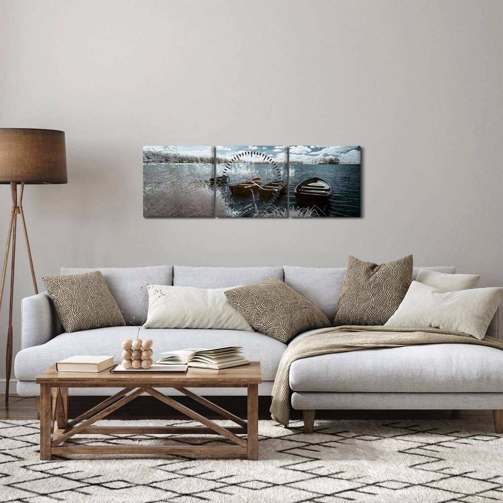 Obraz - Drewniane łodzie na jeziorze (z zegarem) (90x30 cm)