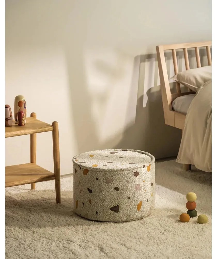 Biały puf dziecięcy z materiału bouclé/z tkaniny szenilowej Terrazzo – Wigiwama