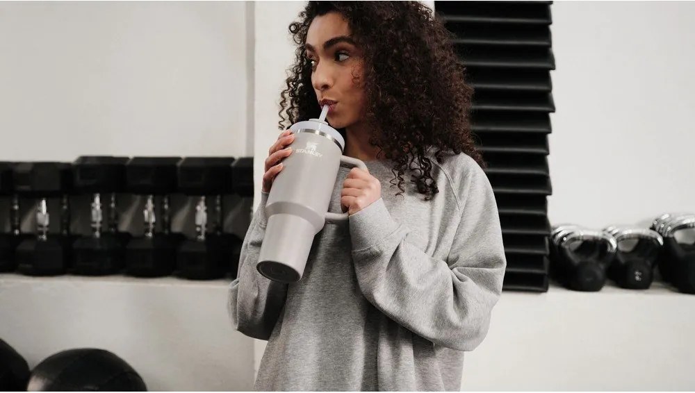 Jasnoszary termos ze stali nierdzewnej ze słomką 890 ml Quencher H2.O FlowState™ Tumbler Ash – Stanley