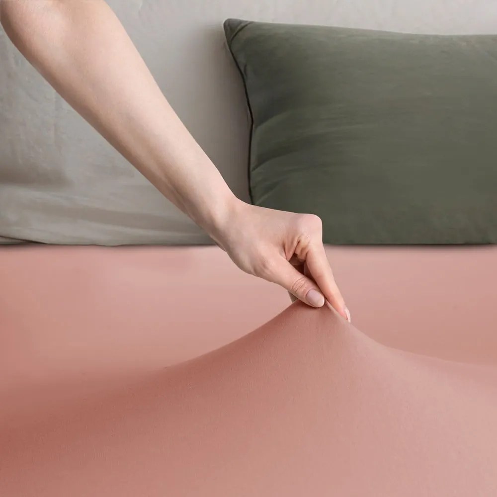 Brzoskwiniowe dżersejowe prześcieradło z gumką 240x220 cm Amber – Restilo
