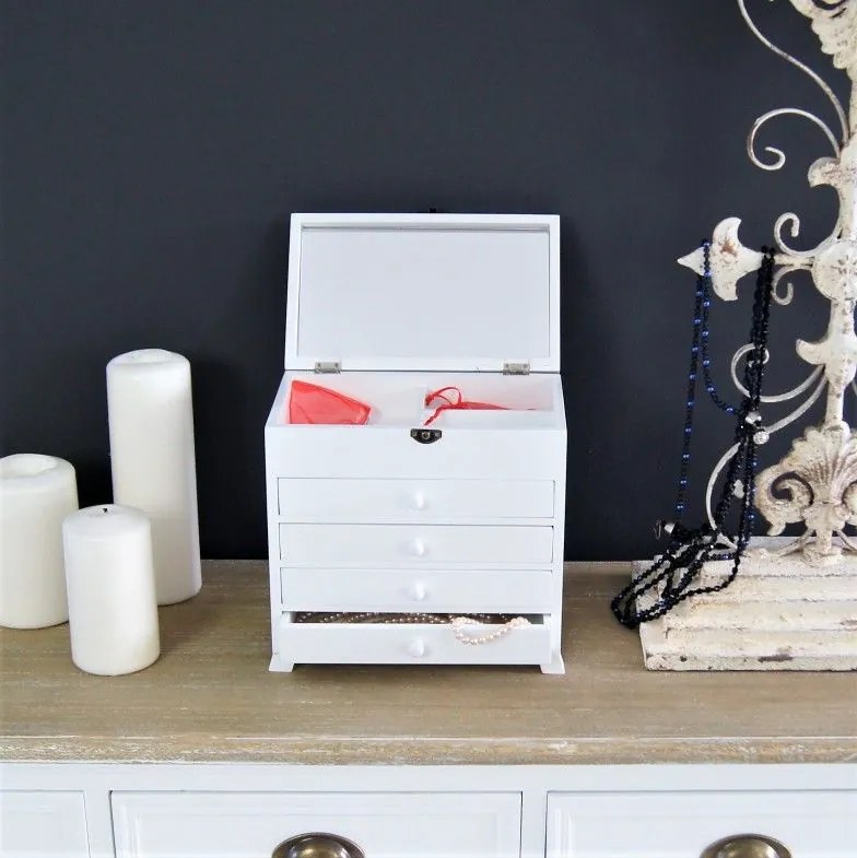 Komódka , szkatułka na kosmetyki i bizuterie.