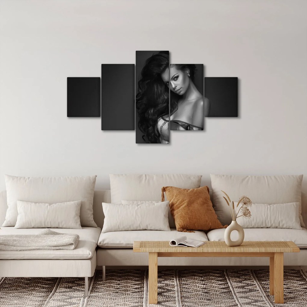 Obraz - Czarno - biały portret uwodzicielskiej kobiety (125x70 cm)