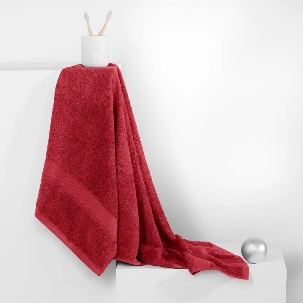 Czerwony ręcznik kąpielowy DecoKing Bamby Red, 70x140 cm