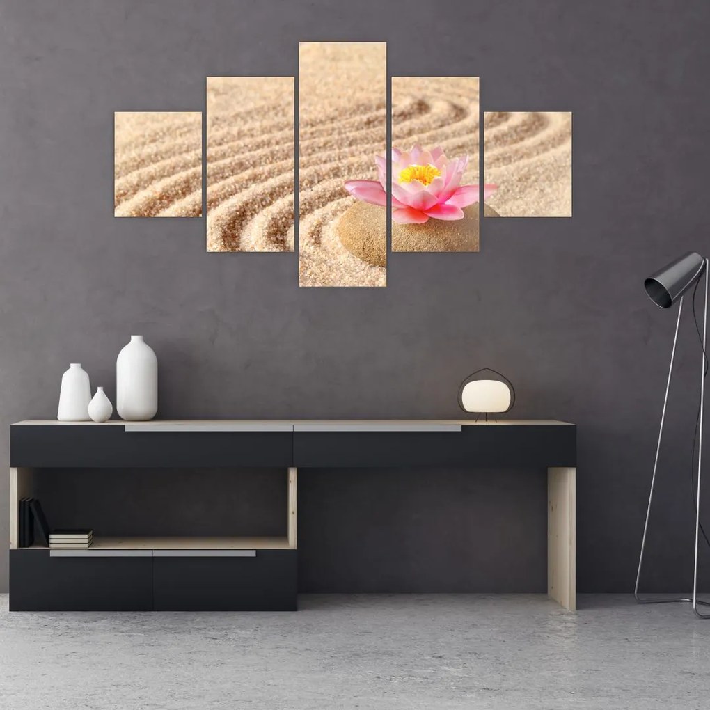 Obraz kamienia z kwiatem na piasku (125x70 cm)