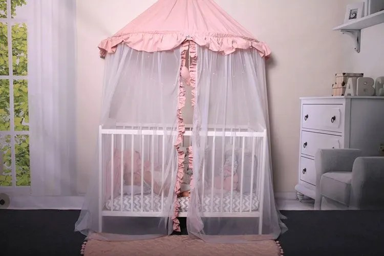 Różowo-biały baldachim dla dziecka z 6 poduszkami i matą Bambino