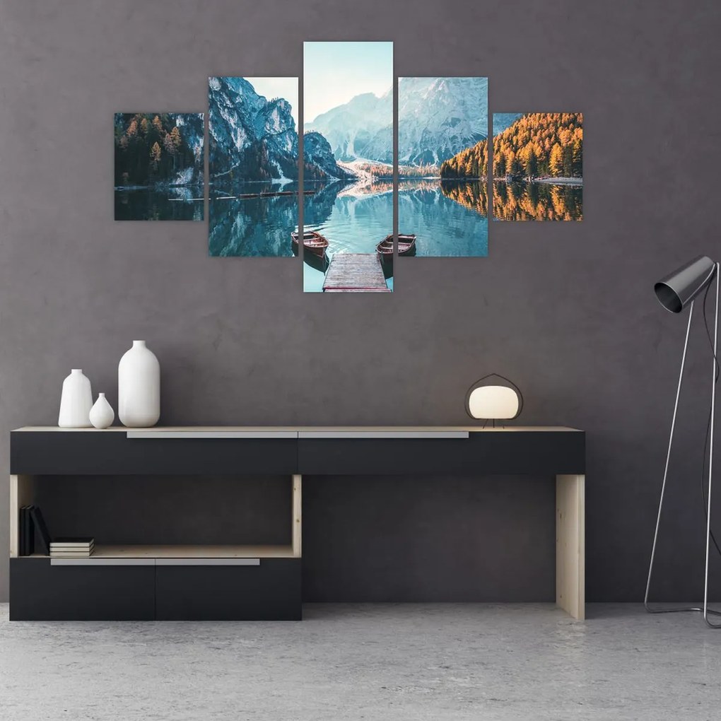 Obraz - Łodzie na jeziorze Braies (125x70 cm)