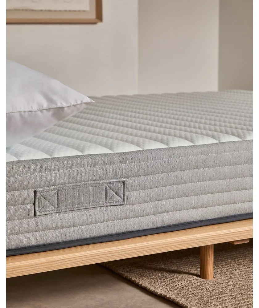 Twardy sprężynowy materac termoregulacyjny 150x190 cm Juno – Kave Home