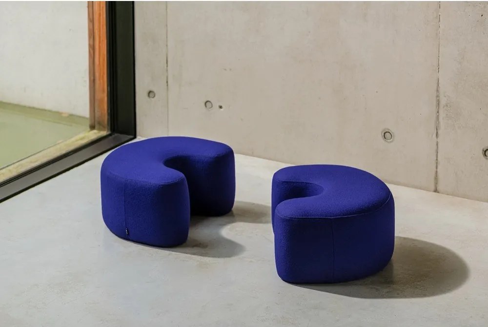 Niebieski wełniany puf Ü – noo.ma