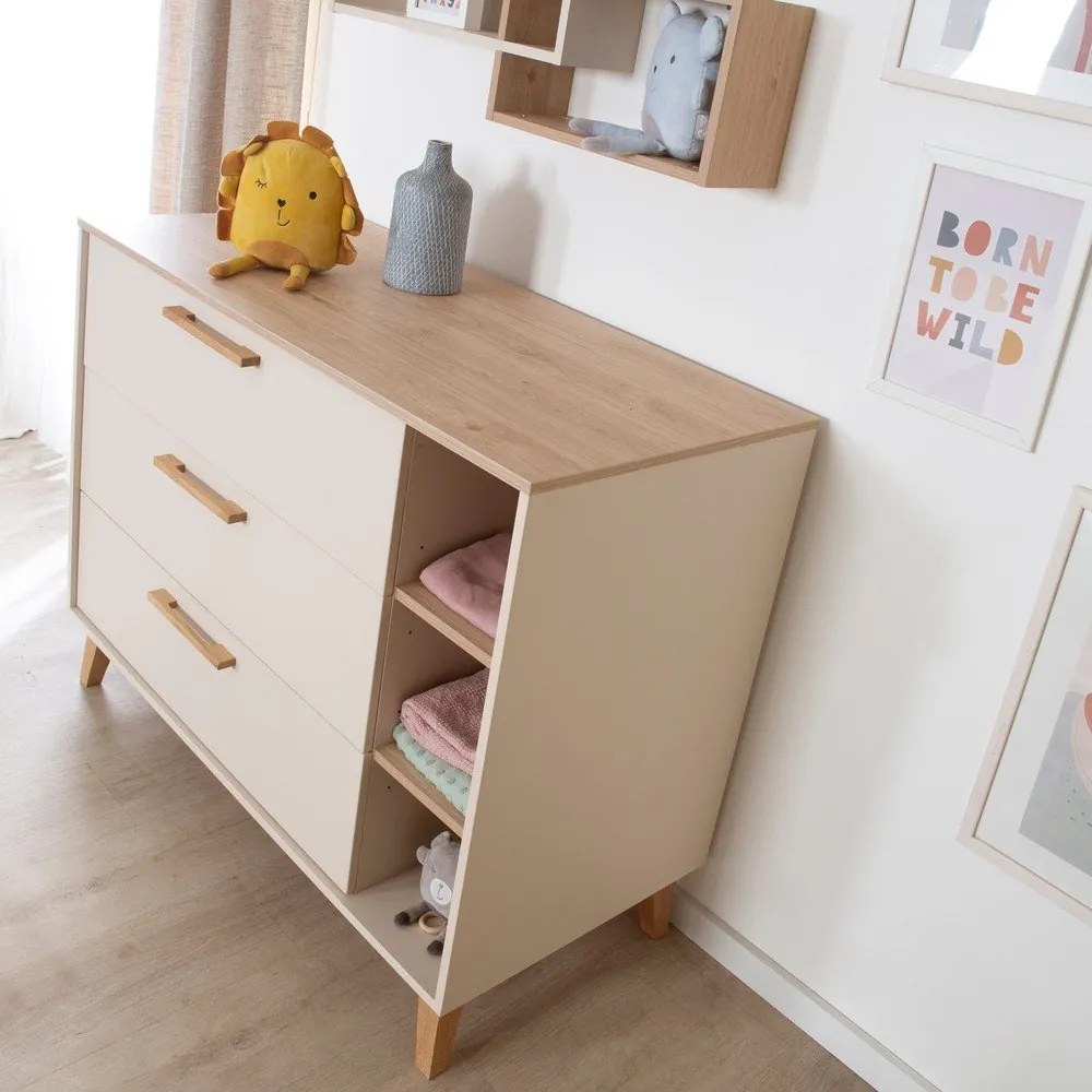 Kremowa/w naturalnym kolorze komoda dziecięca w dekorze dębu z przewijakiem 117x103x78 cm Jil – Roba
