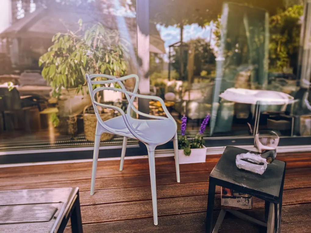 Zestaw 4 jasnoszarych plastikowych krzeseł KATO