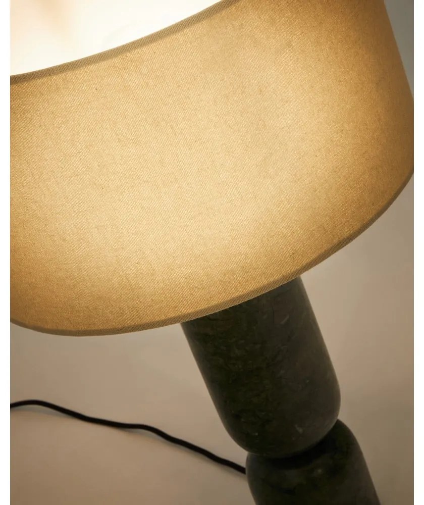Ciemnozielona/beżowa marmurowa lampa stołowa z tekstylnym kloszem (wysokość 57 cm) Vex – Kave Home