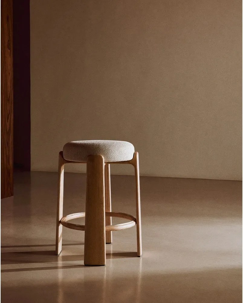 Beżowy/w jasnym naturalnym kolorze hoker z litego drewna jesionowego (wysokość siedziska 65 cm) Granite – Kave Home