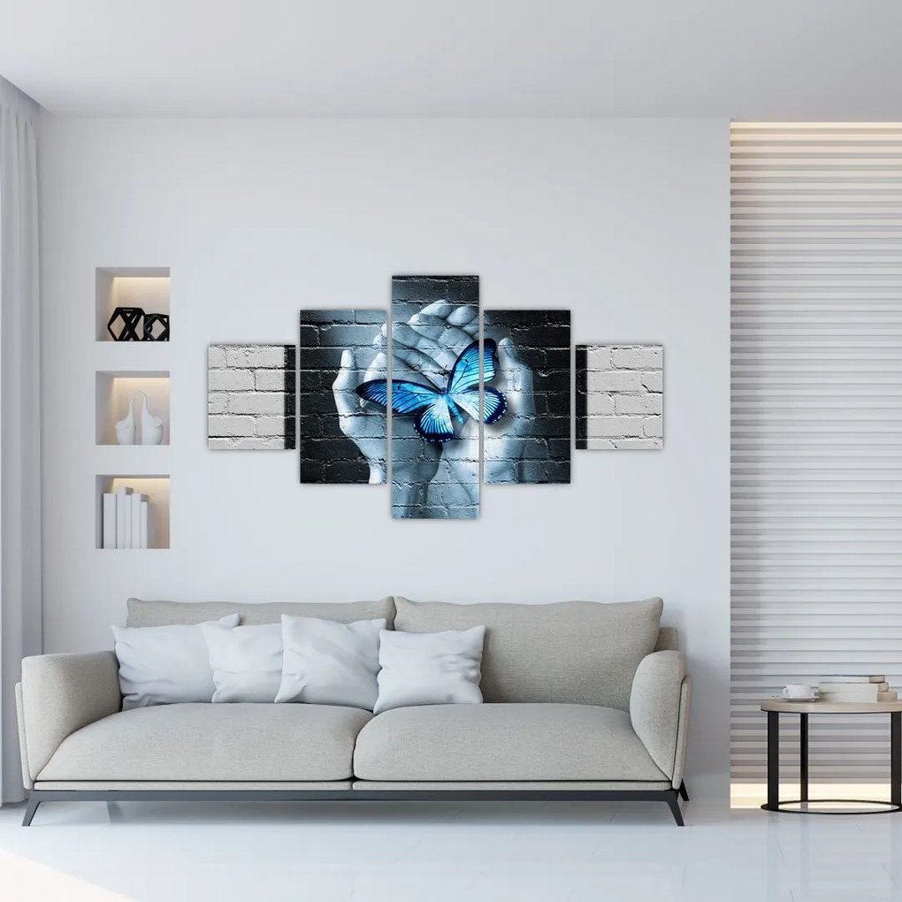 Obraz niebieskiego motyla na ścianie (125x70 cm)