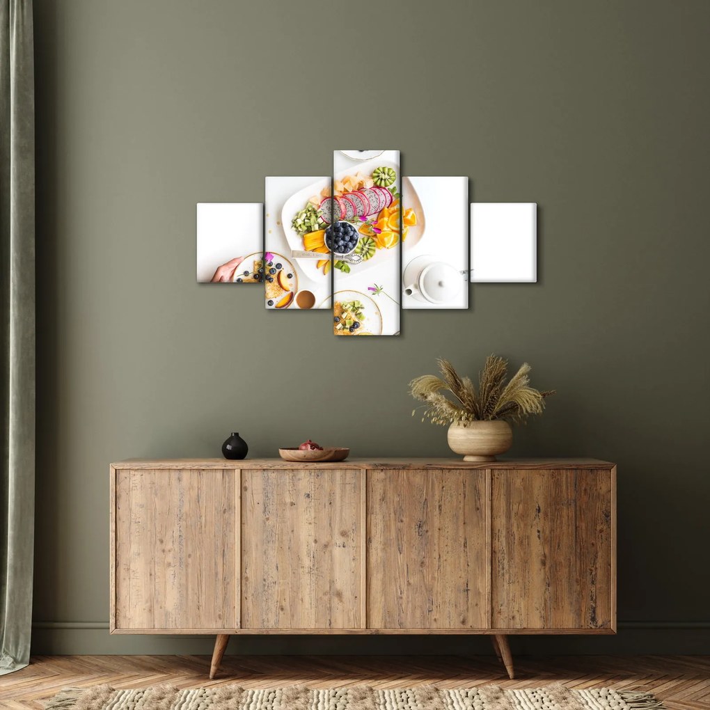 Obraz talerzy z owocami na stole (125x70 cm)