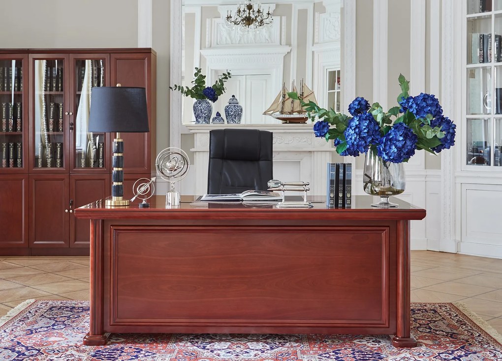 Klasyczne biurko do gabinetu Massimo. Biurko dostępne w wymiarach: 130x70 cm, 150x80 cm, 170x90 cm, 190x100 cm. Blat zabezpieczony wstawką skórzaną, dwie przelotki na kable, front z płyciną.