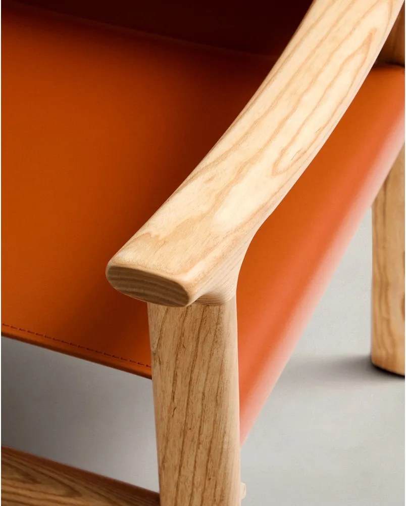 Koniakowe krzesło z litego drewna jesionowego z podłokietnikami Jan – Kave Home