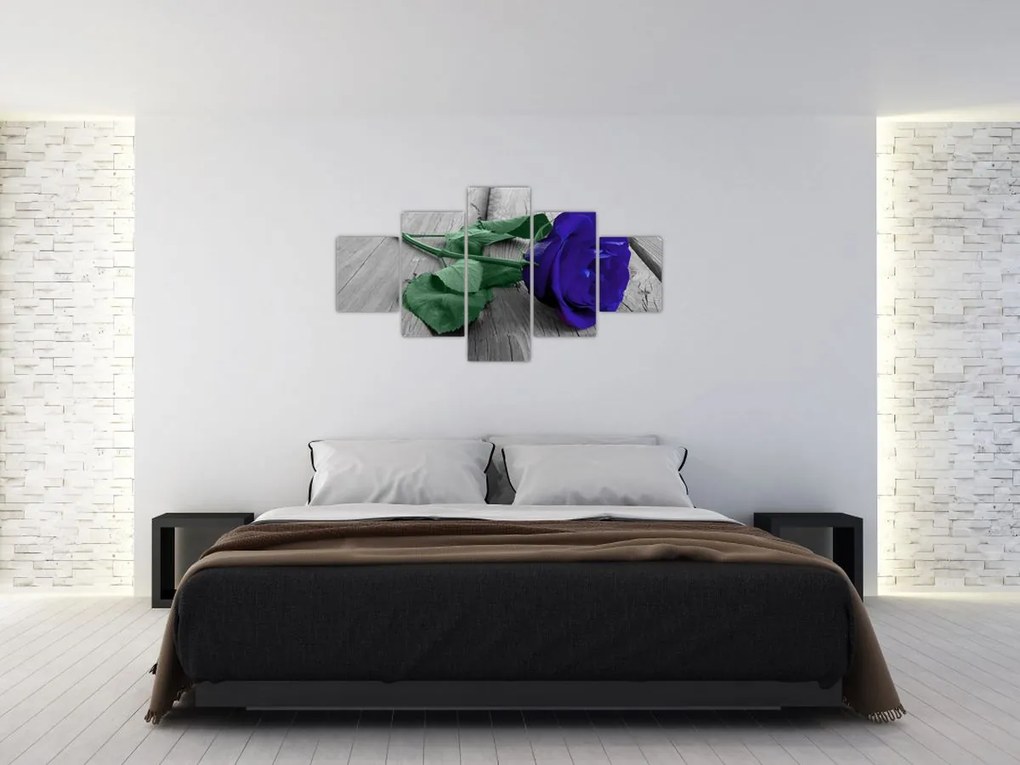 Obraz - Niebieska róża z zieloną łodygą (125x70 cm)