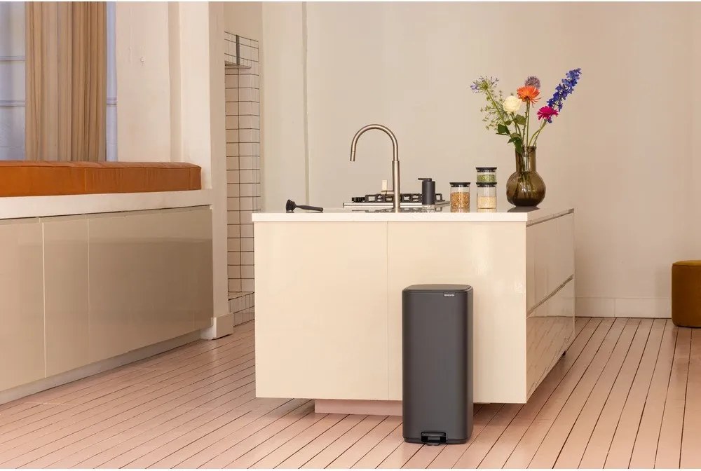 Ciemnoszary stalowy kosz na śmieci z pedałem 30 l Bo – Brabantia
