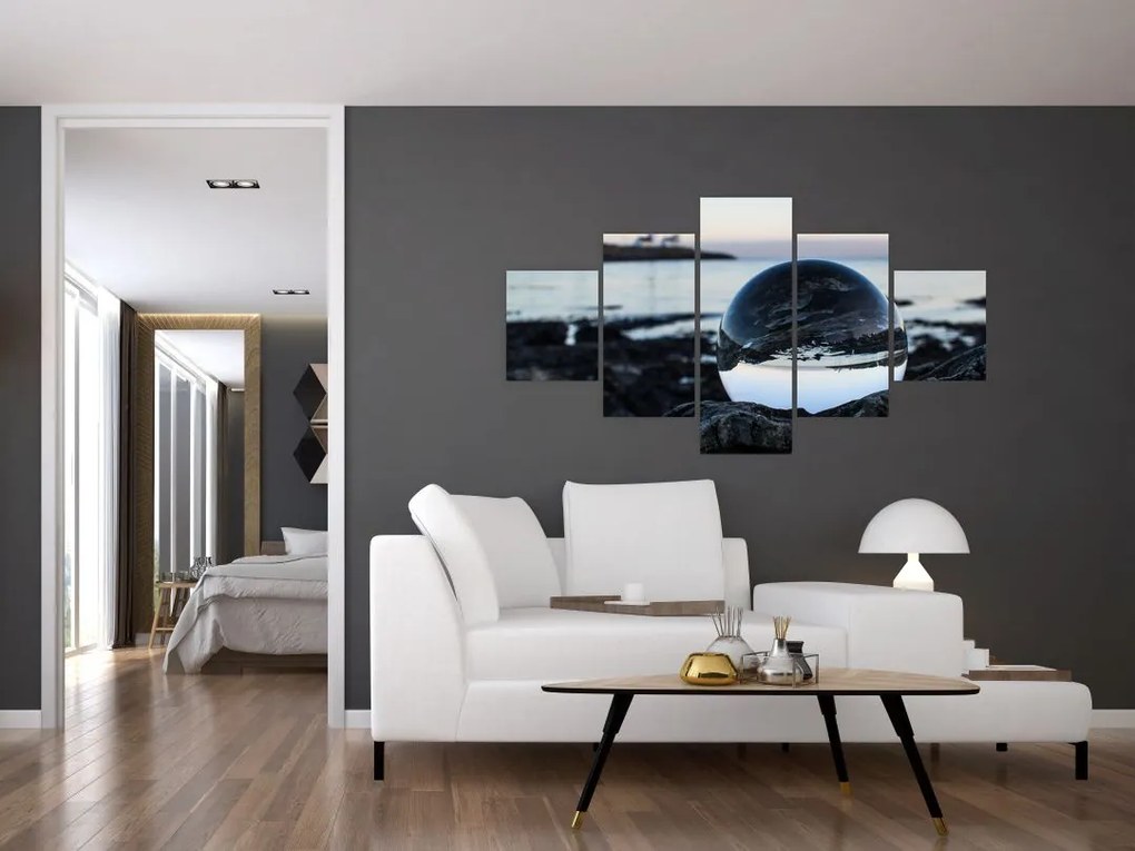 Obraz szklanej kuli na skale (125x70 cm)