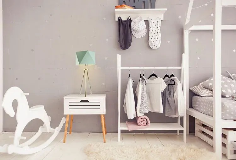 Lampka stołowa trójnóg na białym stelażu - C5-H72