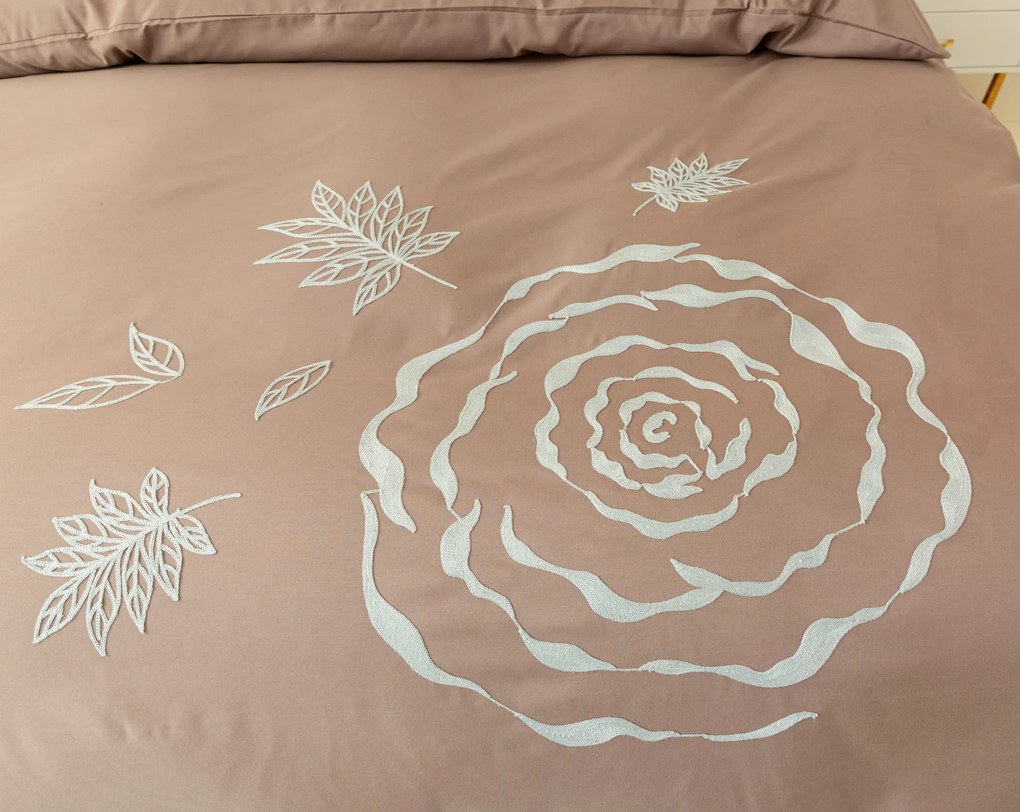 PrzytulneMieszkanie.pl PrzytulneMieszkanie.pl Pościel z mikrofibry EMBROSA jasnobrązowa Rozmiar pościeli: 70 x 80 cm | 140 x 200 cm
