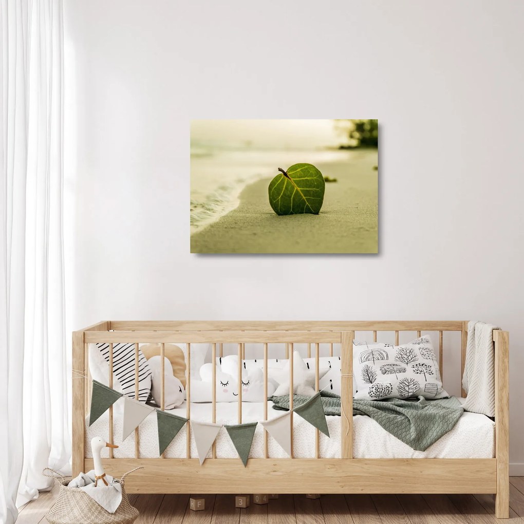 Obraz na szkle - liść w piasku (70x50 cm)