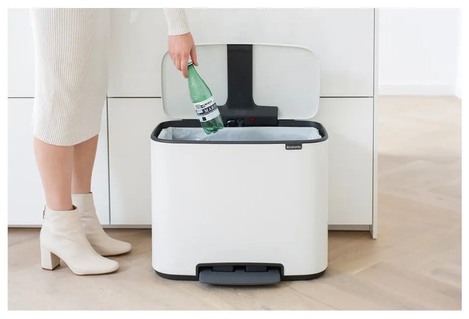 Biały stalowy kosz na śmieci z pedałem 36 l Bo – Brabantia