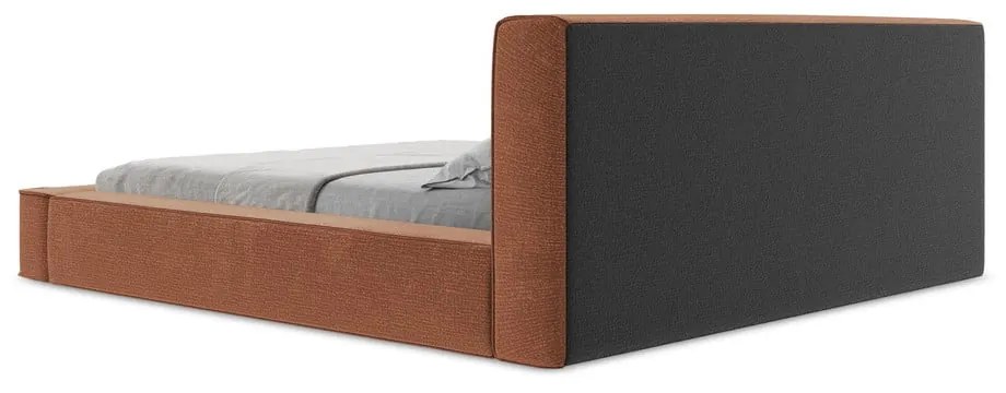 Tapicerowane łóżko dwuosobowe w kolorze terakoty ze schowkiem i stelażem 140x200 cm Noho – Makamii