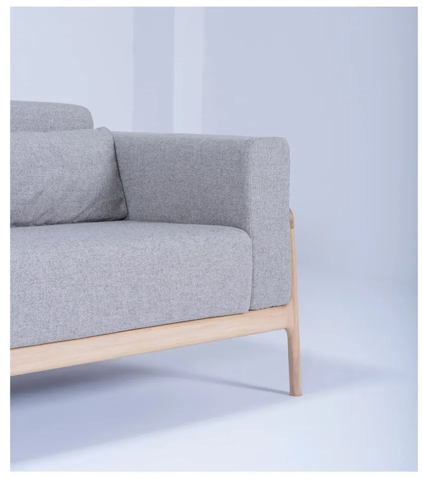 Szara sofa z konstrukcją z litego drewna dębowego Gazzda Fawn, 210 cm