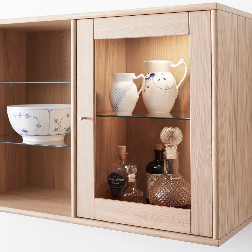 Naturalna wisząca witryna w dekorze dębu z oświetleniem 133x61 cm Mistral – Hammel Furniture