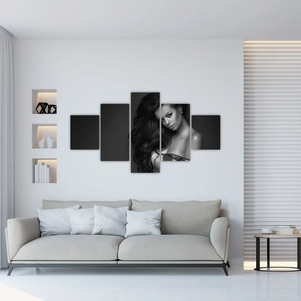 Obraz - Czarno - biały portret uwodzicielskiej kobiety (125x70 cm)