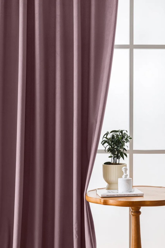 Jasnofioletowa zaciemniająca zasłona VELVET 140x250 cm Zawieszanie: Taśma z wiązaniami