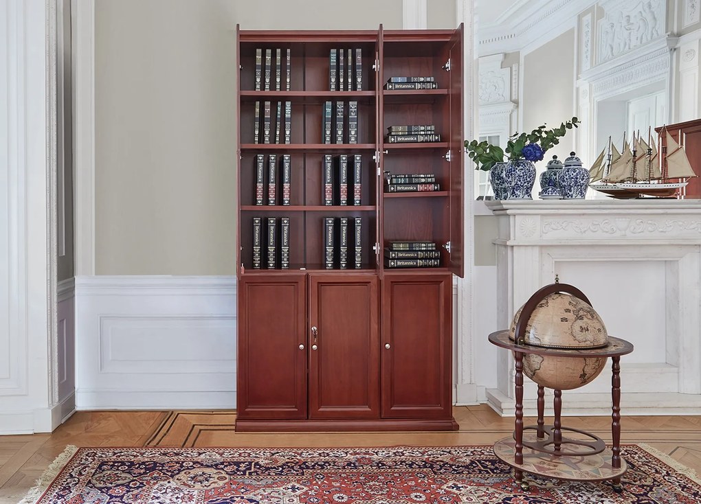 Szafa gabinetowa 3-drzwiowa z górnymi drzwiami częściowo przeszklonymi. Dolne drzwi są pełne. Wymiary 120x40x220 cm. Szafa jest fornirowana, ma widoczne usłojenie, fronty są wykończone płyciną.